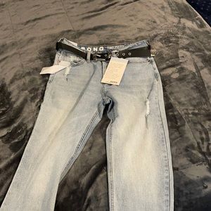 Brand new comfort vintage stretch jeans. Comes with cool black belt.